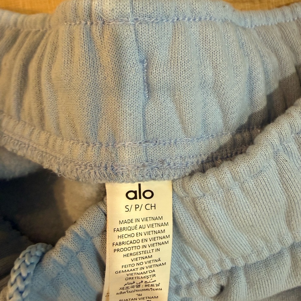 ALO Yoga Women's Accolade shorts - Picture 2 of 4